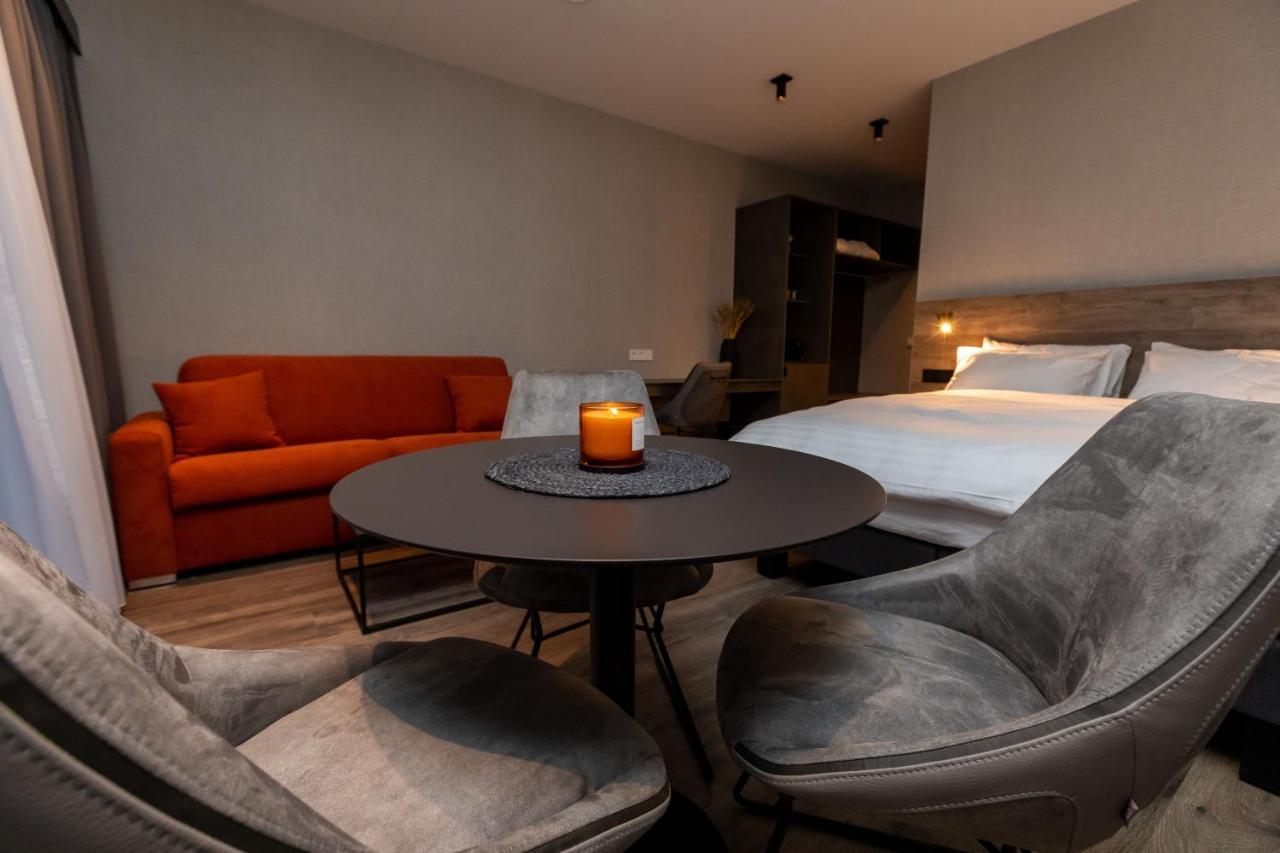 אקורירי Hotel Halond מראה חיצוני תמונה