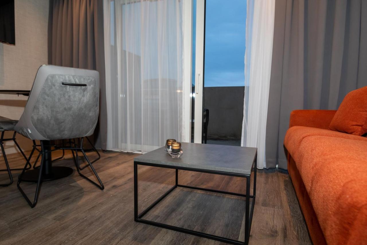אקורירי Hotel Halond מראה חיצוני תמונה
